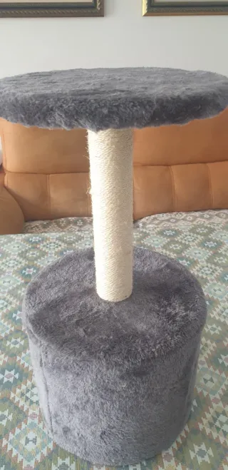 Casita para mascotas gris y marrón