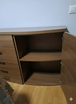 Cómoda de madera con cajones y puerta
