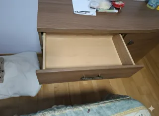 Cómoda de madera con cajones y puerta