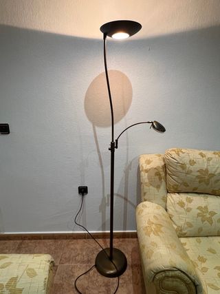 Lámpara de pie con luz ajustable
