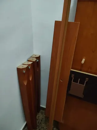 Mesa de comedor de madera y regalo cinco sillas.