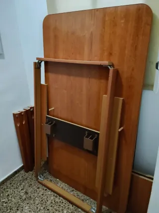 Mesa de comedor de madera y regalo cinco sillas.
