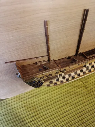 METOPA CON MAQUETA DEL BARCO HMS VICTORY (1805)