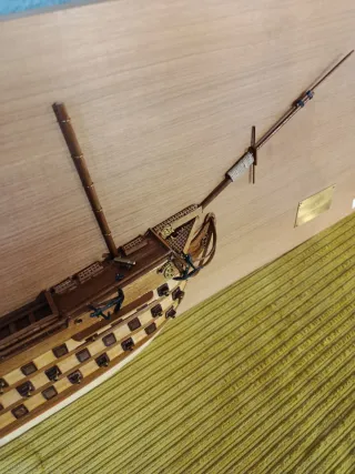 METOPA CON MAQUETA DEL BARCO HMS VICTORY (1805)