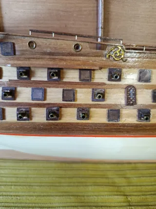 METOPA CON MAQUETA DEL BARCO HMS VICTORY (1805)