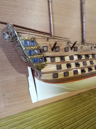 METOPA CON MAQUETA DEL BARCO HMS VICTORY (1805)
