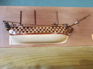 METOPA CON MAQUETA DEL BARCO HMS VICTORY (1805)