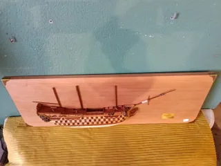 METOPA CON MAQUETA DEL BARCO HMS VICTORY (1805)