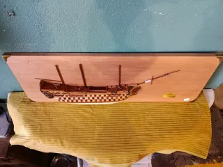 METOPA CON MAQUETA DEL BARCO HMS VICTORY (1805)