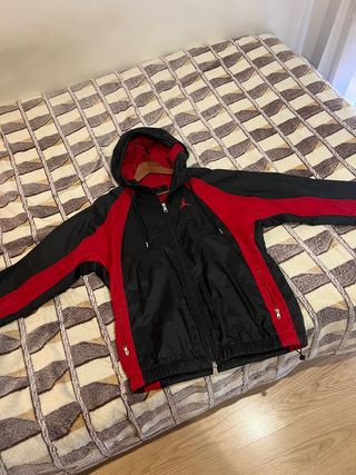 Chaqueta Jordan Woven Cortavientos Negra y Roja