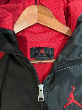 Chaqueta Jordan Woven Cortavientos Negra y Roja
