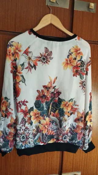 Blusa estampada, manga ranglan. ZARA BASIC.