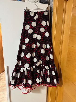 Falda flamenca con lunares + manton rojo bordado