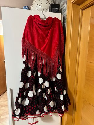 Falda flamenca con lunares + manton rojo bordado
