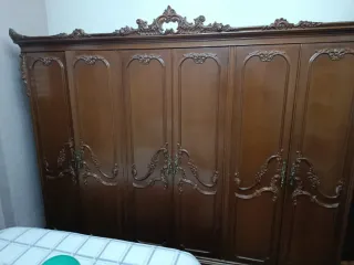 Armario de madera maciza 6 puertas.