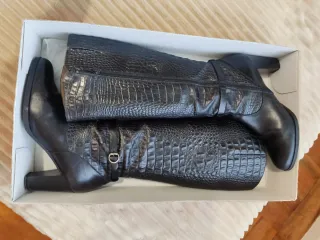 Botas altas de piel efecto cocodrilo