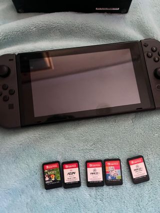 Nintendo Switch con juegos y funda