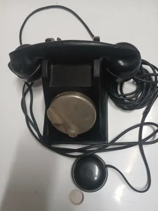 Teléfono antiguo negro