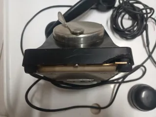 Teléfono antiguo negro