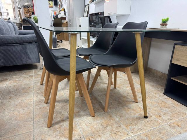 Mesa de Comedor Rectangular + 4 Sillas - ¡Nueva!
