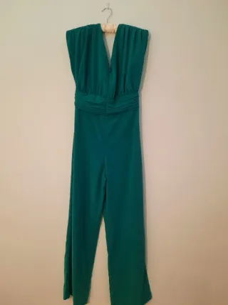 Mono verde escotado espalda abierta