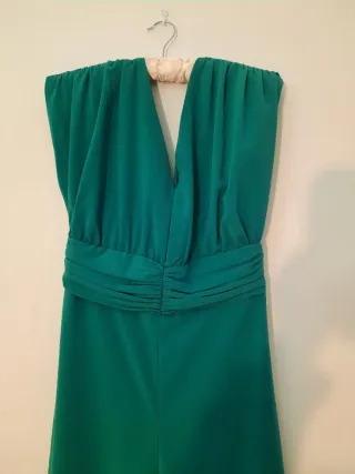 Mono verde escotado espalda abierta