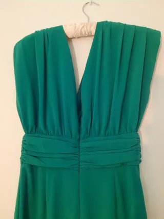 Mono verde escotado espalda abierta