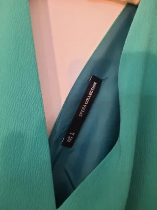 Mono verde escotado espalda abierta