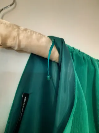 Mono verde escotado espalda abierta