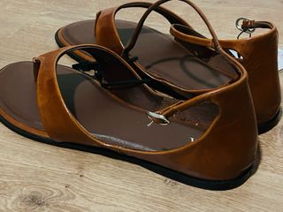 Sandalias de piel marrón