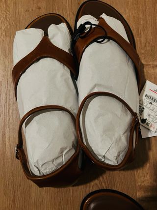 Sandalias de piel marrón
