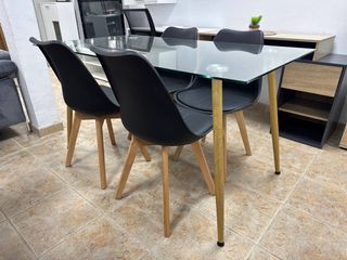 Comedor 4 Plazas: Cristal y Sillas Negras Mate