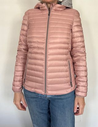 Plumífero fino corto con capucha