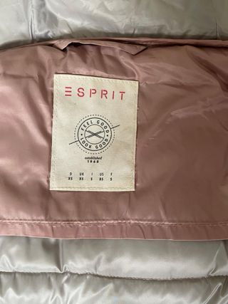 Plumífero fino corto con capucha