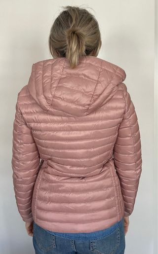 Plumífero fino corto con capucha