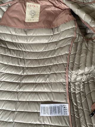 Plumífero fino corto con capucha