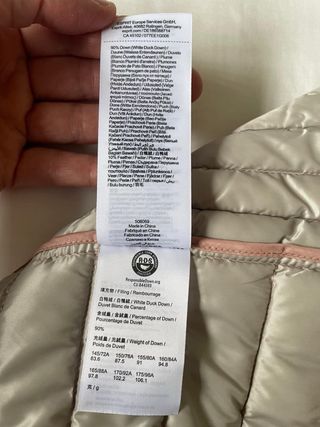 Plumífero fino corto con capucha