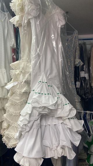 Traje de flamenca blanco con volantes