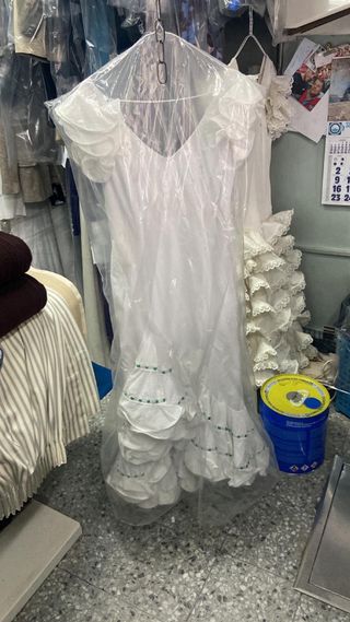 Traje de flamenca blanco con volantes