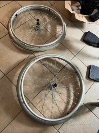 Carrozzina pieghevole / Sedia a rotelle NUOVA