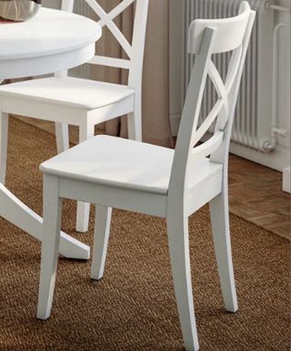 Mesa extensible Ikea Rosentorp y seis sillas.