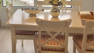 Mesa extensible Ikea Rosentorp y seis sillas.