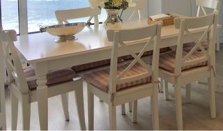Mesa extensible Ikea Rosentorp y seis sillas.