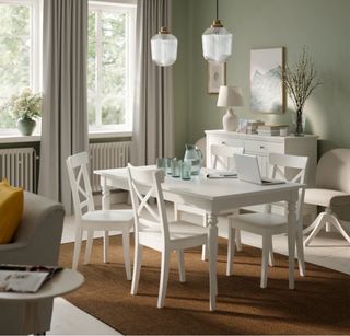 Mesa extensible Ikea Rosentorp y seis sillas.