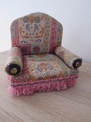 Bambola vintage con poltroncina