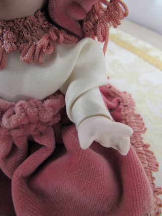 Bambola vintage con poltroncina