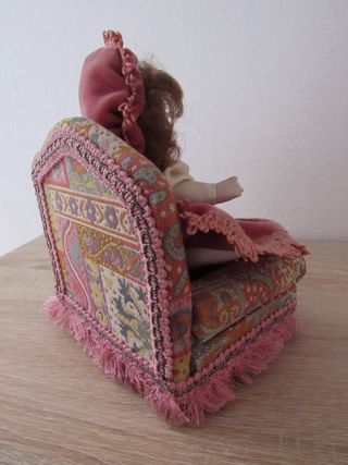Bambola vintage con poltroncina