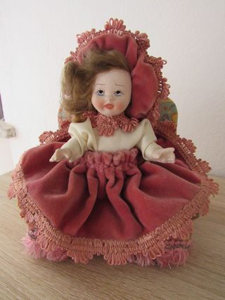 Bambola vintage con poltroncina