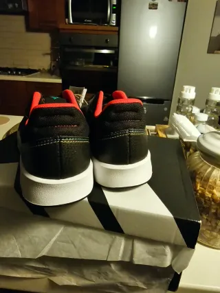 Scarpe Adidas nere e rosse