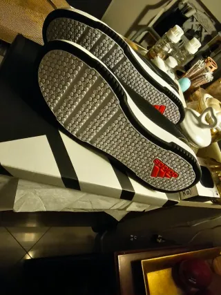 Scarpe Adidas nere e rosse